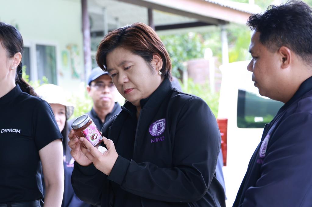 “อธิบดีณัฏฐิญา” นำทีม อก. ตะลุยชุมชนแปรรูปไม้ผลต้นน้ำตาปี ชื่นชมการเพิ่มมูลค่า สร้างรายได้ ให้เศรษฐกิจฐานรากเข้มแข็ง