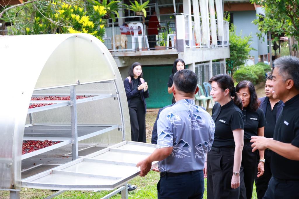 “อธิบดีณัฏฐิญา” นำทีม อก. ตะลุยชุมชนแปรรูปไม้ผลต้นน้ำตาปี ชื่นชมการเพิ่มมูลค่า สร้างรายได้ ให้เศรษฐกิจฐานรากเข้มแข็ง
