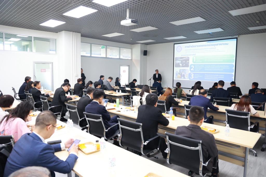 “ดีพร้อม” เดินหน้าหนุนอุตสาหกรรมไทยสู่ Industry 4.0 ดันไทยสู่ฮับหุ่นยนต์และระบบอัตโนมัติอาเซียน    ชี้ลงทุนจีนต้องควบคู่ถ่ายทอดเทคโนโลยี สร้างคนไทยรองรับอุตสาหกรรมศักยภาพ