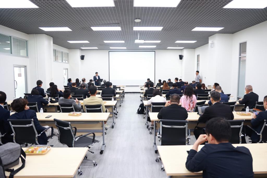 “ดีพร้อม” เดินหน้าหนุนอุตสาหกรรมไทยสู่ Industry 4.0 ดันไทยสู่ฮับหุ่นยนต์และระบบอัตโนมัติอาเซียน    ชี้ลงทุนจีนต้องควบคู่ถ่ายทอดเทคโนโลยี สร้างคนไทยรองรับอุตสาหกรรมศักยภาพ