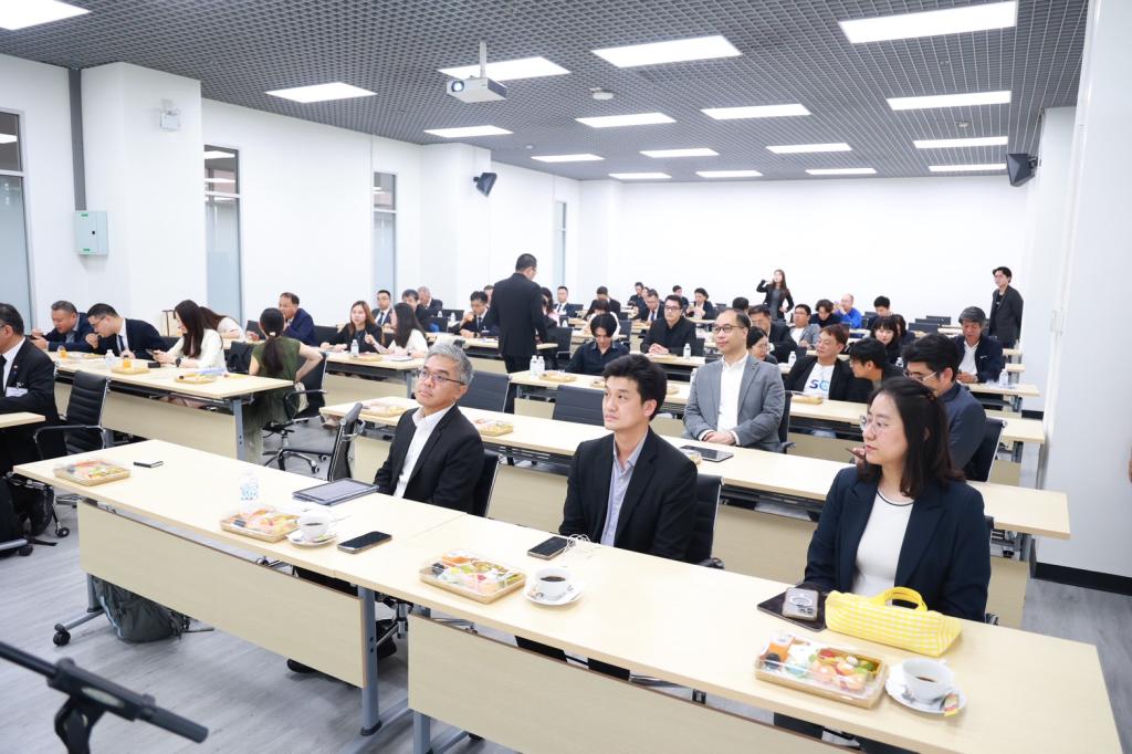 “ดีพร้อม” เดินหน้าหนุนอุตสาหกรรมไทยสู่ Industry 4.0 ดันไทยสู่ฮับหุ่นยนต์และระบบอัตโนมัติอาเซียน    ชี้ลงทุนจีนต้องควบคู่ถ่ายทอดเทคโนโลยี สร้างคนไทยรองรับอุตสาหกรรมศักยภาพ