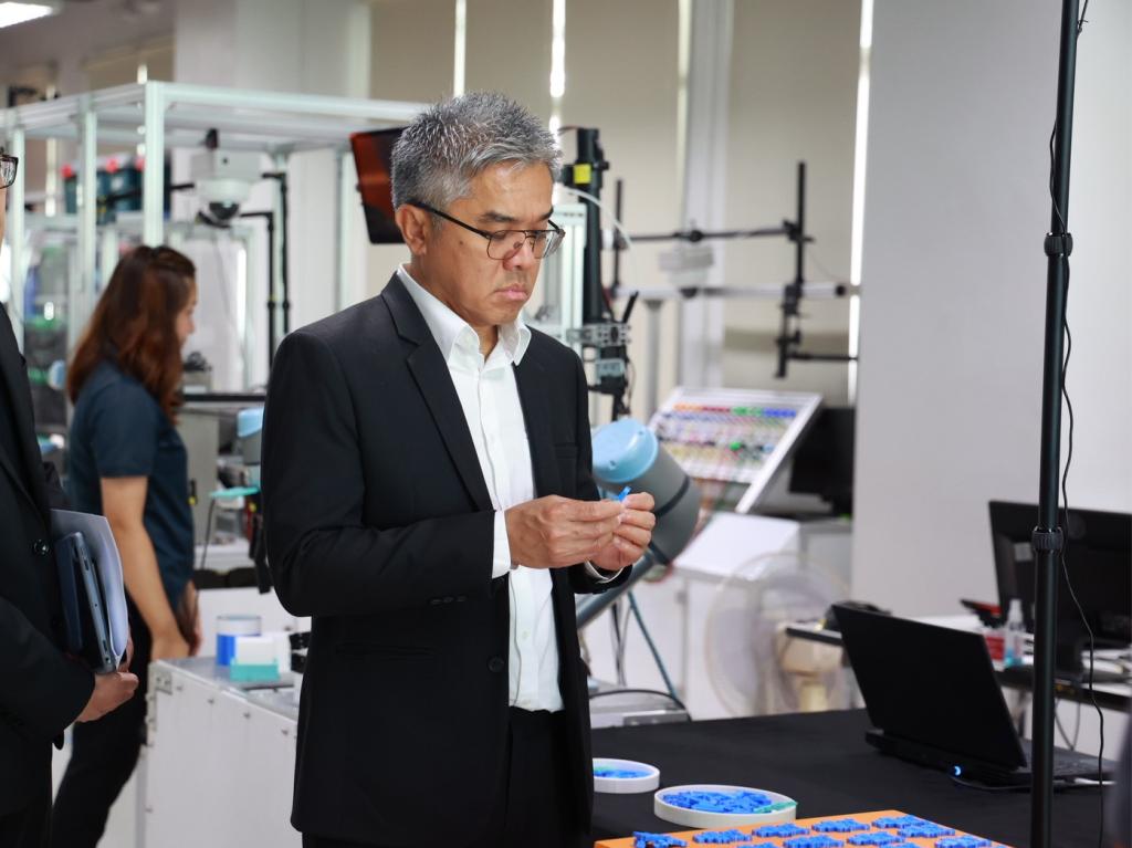 “ดีพร้อม” เดินหน้าหนุนอุตสาหกรรมไทยสู่ Industry 4.0 ดันไทยสู่ฮับหุ่นยนต์และระบบอัตโนมัติอาเซียน    ชี้ลงทุนจีนต้องควบคู่ถ่ายทอดเทคโนโลยี สร้างคนไทยรองรับอุตสาหกรรมศักยภาพ
