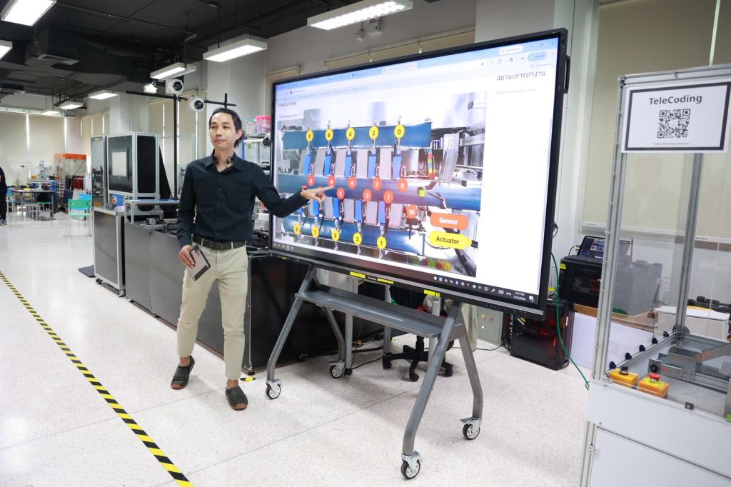 “ดีพร้อม” เดินหน้าหนุนอุตสาหกรรมไทยสู่ Industry 4.0 ดันไทยสู่ฮับหุ่นยนต์และระบบอัตโนมัติอาเซียน    ชี้ลงทุนจีนต้องควบคู่ถ่ายทอดเทคโนโลยี สร้างคนไทยรองรับอุตสาหกรรมศักยภาพ