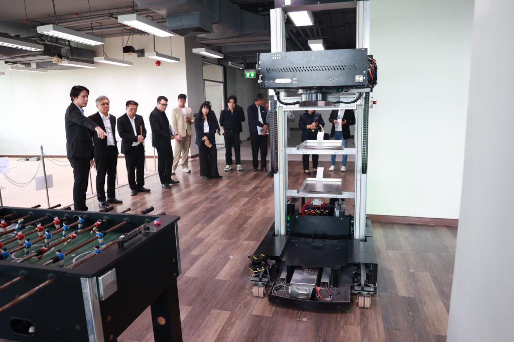 “ดีพร้อม” เดินหน้าหนุนอุตสาหกรรมไทยสู่ Industry 4.0 ดันไทยสู่ฮับหุ่นยนต์และระบบอัตโนมัติอาเซียน    ชี้ลงทุนจีนต้องควบคู่ถ่ายทอดเทคโนโลยี สร้างคนไทยรองรับอุตสาหกรรมศักยภาพ
