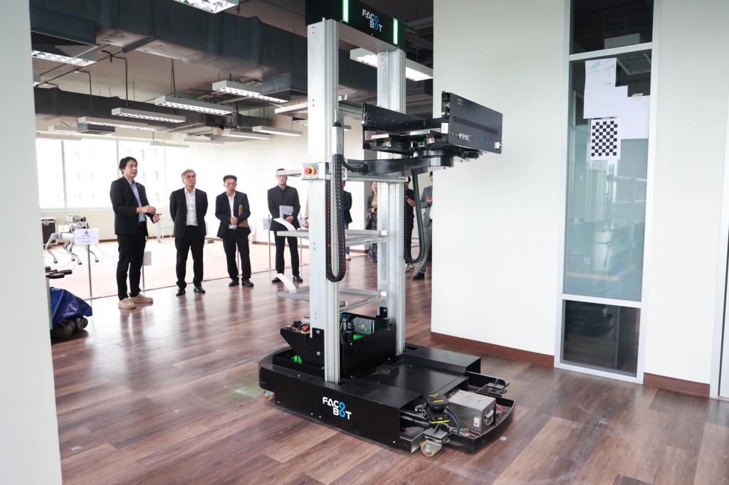 “ดีพร้อม” เดินหน้าหนุนอุตสาหกรรมไทยสู่ Industry 4.0 ดันไทยสู่ฮับหุ่นยนต์และระบบอัตโนมัติอาเซียน    ชี้ลงทุนจีนต้องควบคู่ถ่ายทอดเทคโนโลยี สร้างคนไทยรองรับอุตสาหกรรมศักยภาพ