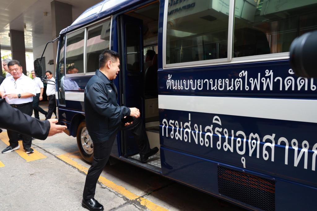 “วราวุธ” เดินเครื่อง ONE MIND สั่ง “ดีพร้อม” ปลุก SMEs–ชุมชนไทย สู่เศรษฐกิจมูลค่าสูง ชู 3 อุตสาหกรรมดาวรุ่ง “ผ้าไทย–เกษตรไบโอ–อาหารไทย” เชื่อมเทคโนโลยี ทุน และตลาด ยกระดับฐานรากเศรษฐกิจไทย