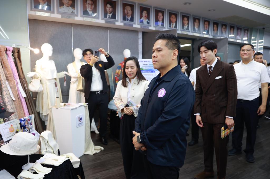 “วราวุธ” เดินเครื่อง ONE MIND สั่ง “ดีพร้อม” ปลุก SMEs–ชุมชนไทย สู่เศรษฐกิจมูลค่าสูง ชู 3 อุตสาหกรรมดาวรุ่ง “ผ้าไทย–เกษตรไบโอ–อาหารไทย” เชื่อมเทคโนโลยี ทุน และตลาด ยกระดับฐานรากเศรษฐกิจไทย