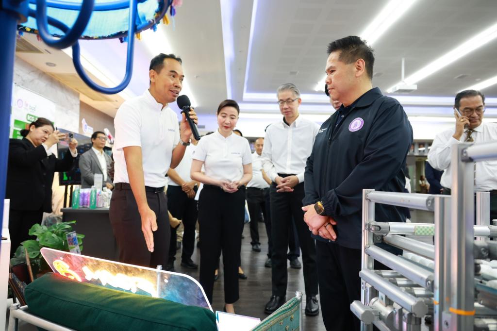 “วราวุธ” เดินเครื่อง ONE MIND สั่ง “ดีพร้อม” ปลุก SMEs–ชุมชนไทย สู่เศรษฐกิจมูลค่าสูง ชู 3 อุตสาหกรรมดาวรุ่ง “ผ้าไทย–เกษตรไบโอ–อาหารไทย” เชื่อมเทคโนโลยี ทุน และตลาด ยกระดับฐานรากเศรษฐกิจไทย