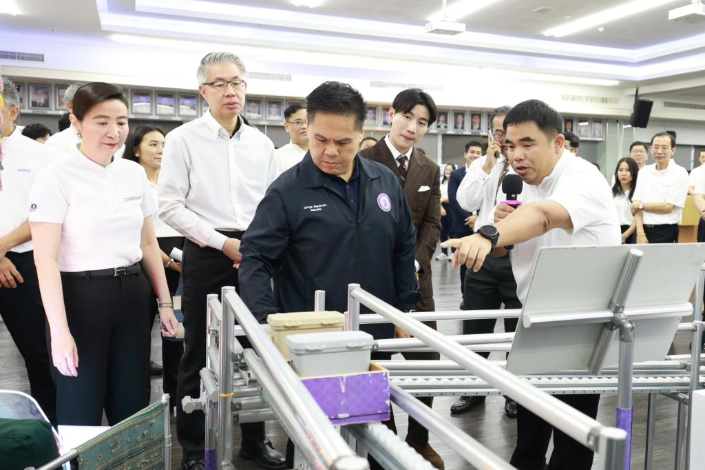 “วราวุธ” เดินเครื่อง ONE MIND สั่ง “ดีพร้อม” ปลุก SMEs–ชุมชนไทย สู่เศรษฐกิจมูลค่าสูง ชู 3 อุตสาหกรรมดาวรุ่ง “ผ้าไทย–เกษตรไบโอ–อาหารไทย” เชื่อมเทคโนโลยี ทุน และตลาด ยกระดับฐานรากเศรษฐกิจไทย