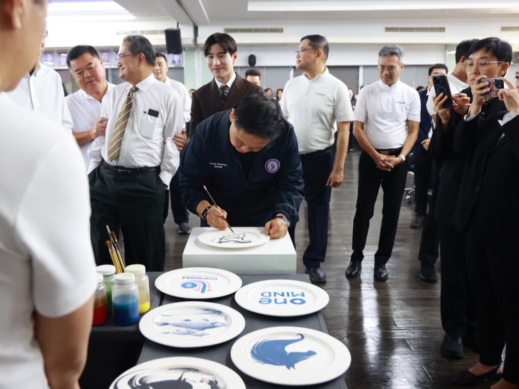 “วราวุธ” เดินเครื่อง ONE MIND สั่ง “ดีพร้อม” ปลุก SMEs–ชุมชนไทย สู่เศรษฐกิจมูลค่าสูง ชู 3 อุตสาหกรรมดาวรุ่ง “ผ้าไทย–เกษตรไบโอ–อาหารไทย” เชื่อมเทคโนโลยี ทุน และตลาด ยกระดับฐานรากเศรษฐกิจไทย