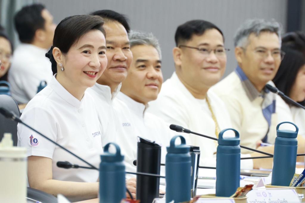 “วราวุธ” เดินเครื่อง ONE MIND สั่ง “ดีพร้อม” ปลุก SMEs–ชุมชนไทย สู่เศรษฐกิจมูลค่าสูง ชู 3 อุตสาหกรรมดาวรุ่ง “ผ้าไทย–เกษตรไบโอ–อาหารไทย” เชื่อมเทคโนโลยี ทุน และตลาด ยกระดับฐานรากเศรษฐกิจไทย