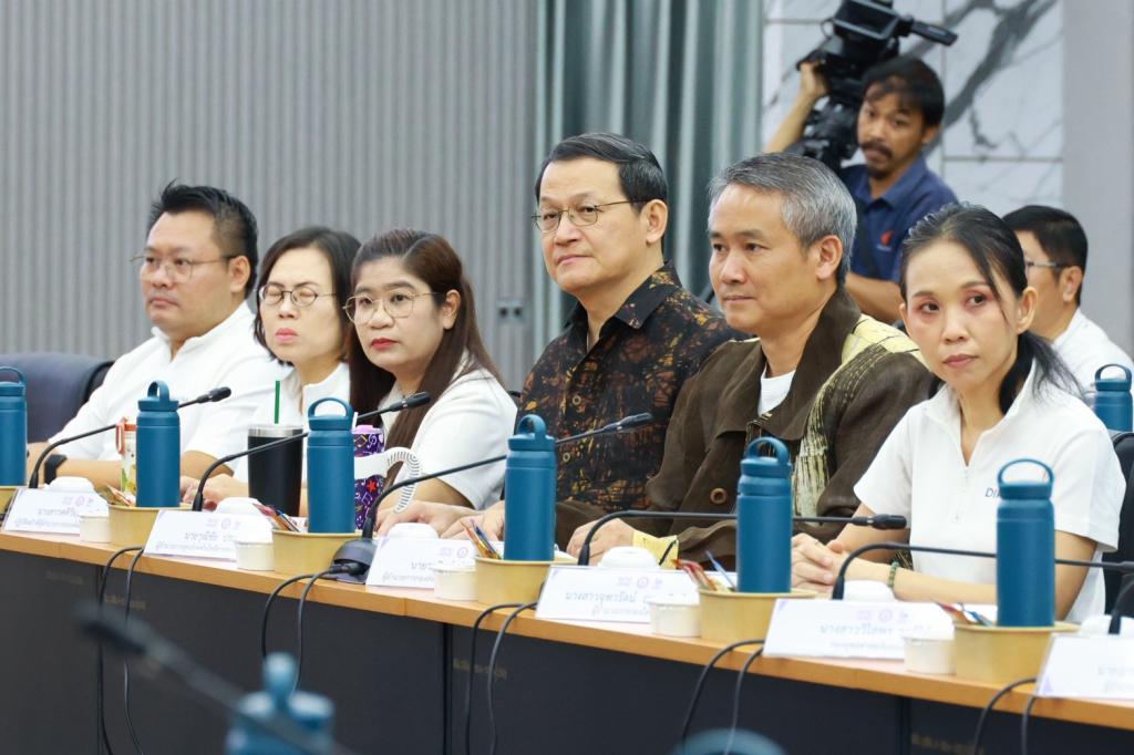 “วราวุธ” เดินเครื่อง ONE MIND สั่ง “ดีพร้อม” ปลุก SMEs–ชุมชนไทย สู่เศรษฐกิจมูลค่าสูง ชู 3 อุตสาหกรรมดาวรุ่ง “ผ้าไทย–เกษตรไบโอ–อาหารไทย” เชื่อมเทคโนโลยี ทุน และตลาด ยกระดับฐานรากเศรษฐกิจไทย