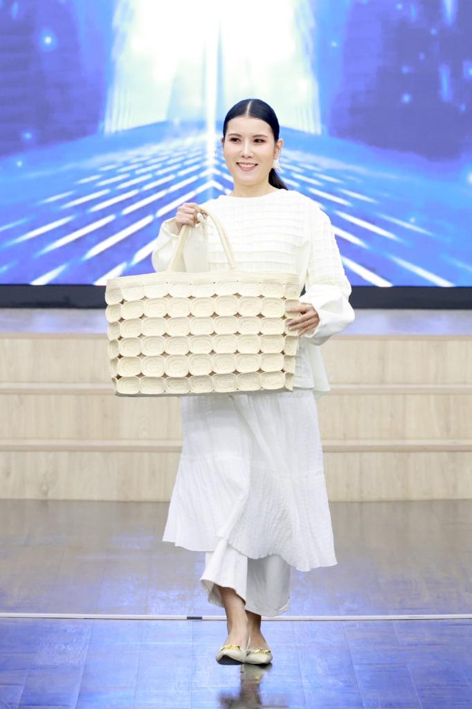 “วราวุธ” เดินเครื่อง ONE MIND สั่ง “ดีพร้อม” ปลุก SMEs–ชุมชนไทย สู่เศรษฐกิจมูลค่าสูง ชู 3 อุตสาหกรรมดาวรุ่ง “ผ้าไทย–เกษตรไบโอ–อาหารไทย” เชื่อมเทคโนโลยี ทุน และตลาด ยกระดับฐานรากเศรษฐกิจไทย