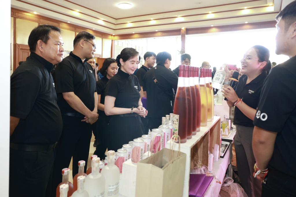 “อธิบดีณัฏฐิญา” โชว์ความสำเร็จ “ดีพร้อม คพอ.” ปั้น CEO มืออาชีพ เชื่อมโอกาสเศรษฐกิจภูมิภาคพร้อมชูผู้นำธุรกิจต้องปรับตัว รับมือโลกที่เปลี่ยนเร็ว