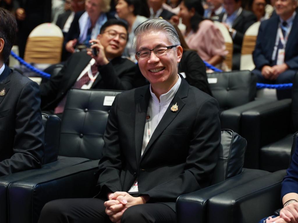 “ปลัดณัฐพล” นำทีม อุตฯ เยี่ยมชมบูธ "ดีพร้อม" ในงาน THAIFEX – ANUGA ASIA 2026 ภายใต้แนวคิด "WHAT'S NEXT IN F&B" เปิดประสบการณ์ สร้างโอกาส เสริมแกร่งธุรกิจและนวัตกรรมอาหาร ยกระดับ ผปก. ไทยสู่ตลาดระดับสากล