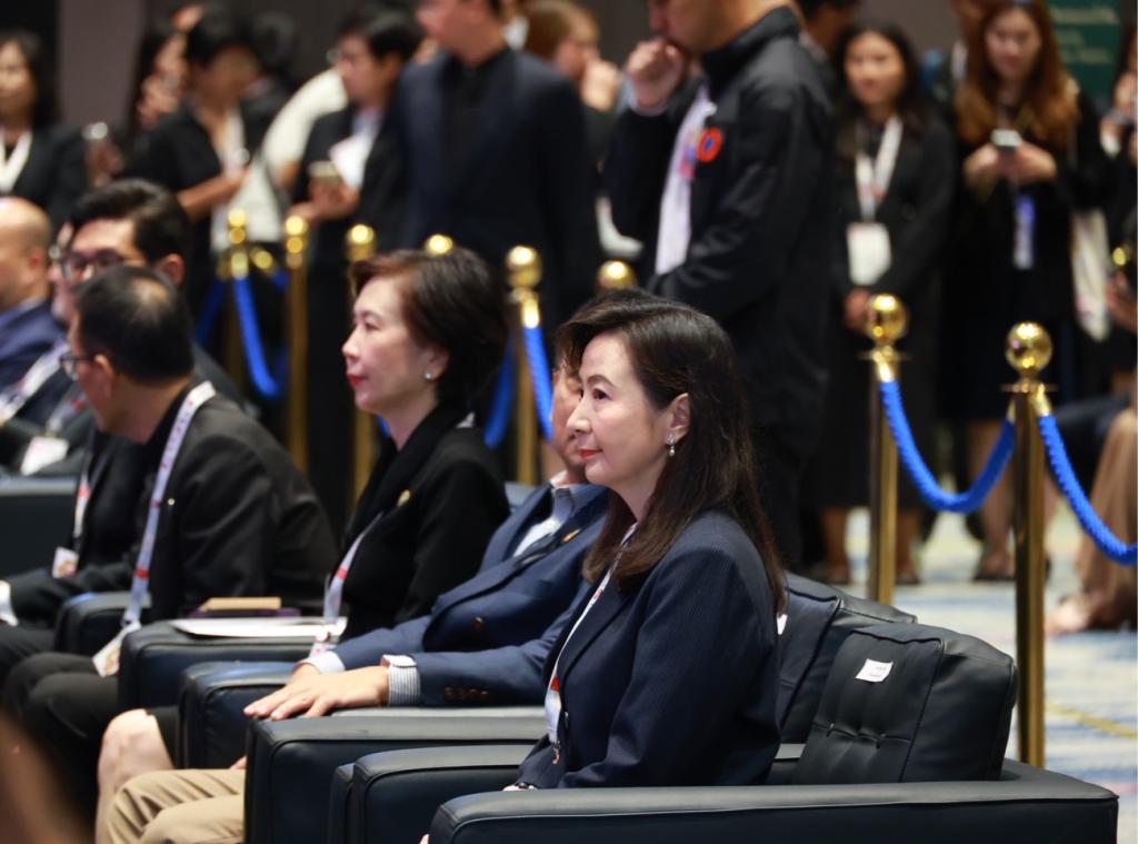 “ปลัดณัฐพล” นำทีม อุตฯ เยี่ยมชมบูธ "ดีพร้อม" ในงาน THAIFEX – ANUGA ASIA 2026 ภายใต้แนวคิด "WHAT'S NEXT IN F&B" เปิดประสบการณ์ สร้างโอกาส เสริมแกร่งธุรกิจและนวัตกรรมอาหาร ยกระดับ ผปก. ไทยสู่ตลาดระดับสากล