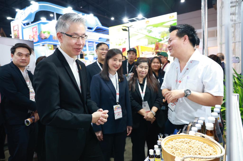 “ปลัดณัฐพล” นำทีม อุตฯ เยี่ยมชมบูธ "ดีพร้อม" ในงาน THAIFEX – ANUGA ASIA 2026 ภายใต้แนวคิด "WHAT'S NEXT IN F&B" เปิดประสบการณ์ สร้างโอกาส เสริมแกร่งธุรกิจและนวัตกรรมอาหาร ยกระดับ ผปก. ไทยสู่ตลาดระดับสากล
