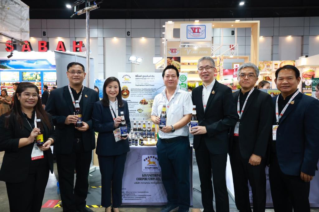 “ปลัดณัฐพล” นำทีม อุตฯ เยี่ยมชมบูธ "ดีพร้อม" ในงาน THAIFEX – ANUGA ASIA 2026 ภายใต้แนวคิด "WHAT'S NEXT IN F&B" เปิดประสบการณ์ สร้างโอกาส เสริมแกร่งธุรกิจและนวัตกรรมอาหาร ยกระดับ ผปก. ไทยสู่ตลาดระดับสากล