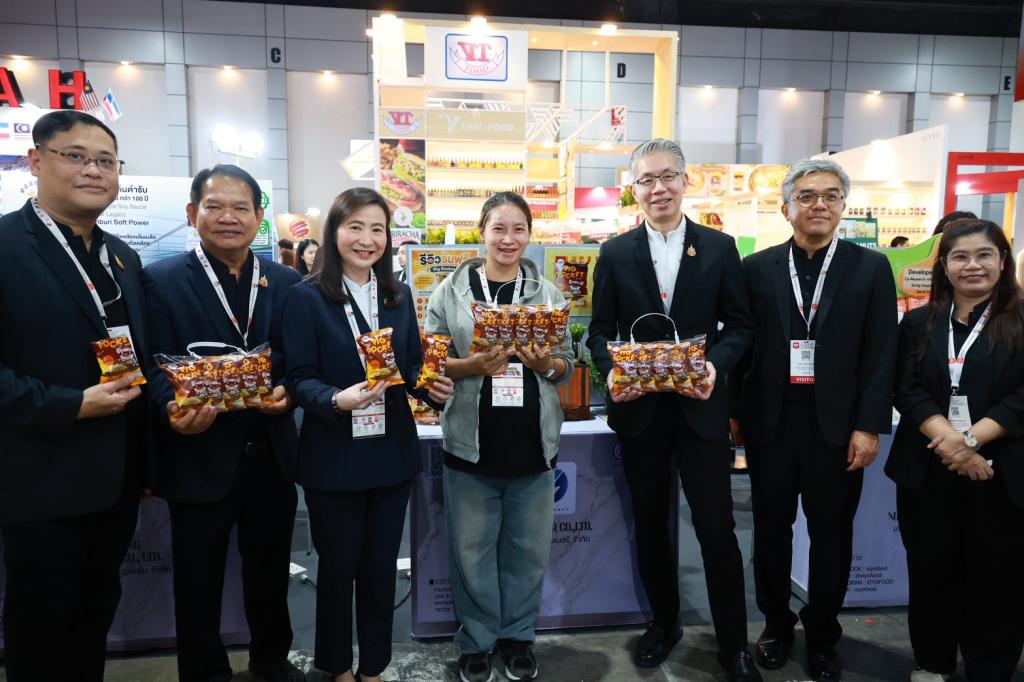 “ปลัดณัฐพล” นำทีม อุตฯ เยี่ยมชมบูธ "ดีพร้อม" ในงาน THAIFEX – ANUGA ASIA 2026 ภายใต้แนวคิด "WHAT'S NEXT IN F&B" เปิดประสบการณ์ สร้างโอกาส เสริมแกร่งธุรกิจและนวัตกรรมอาหาร ยกระดับ ผปก. ไทยสู่ตลาดระดับสากล