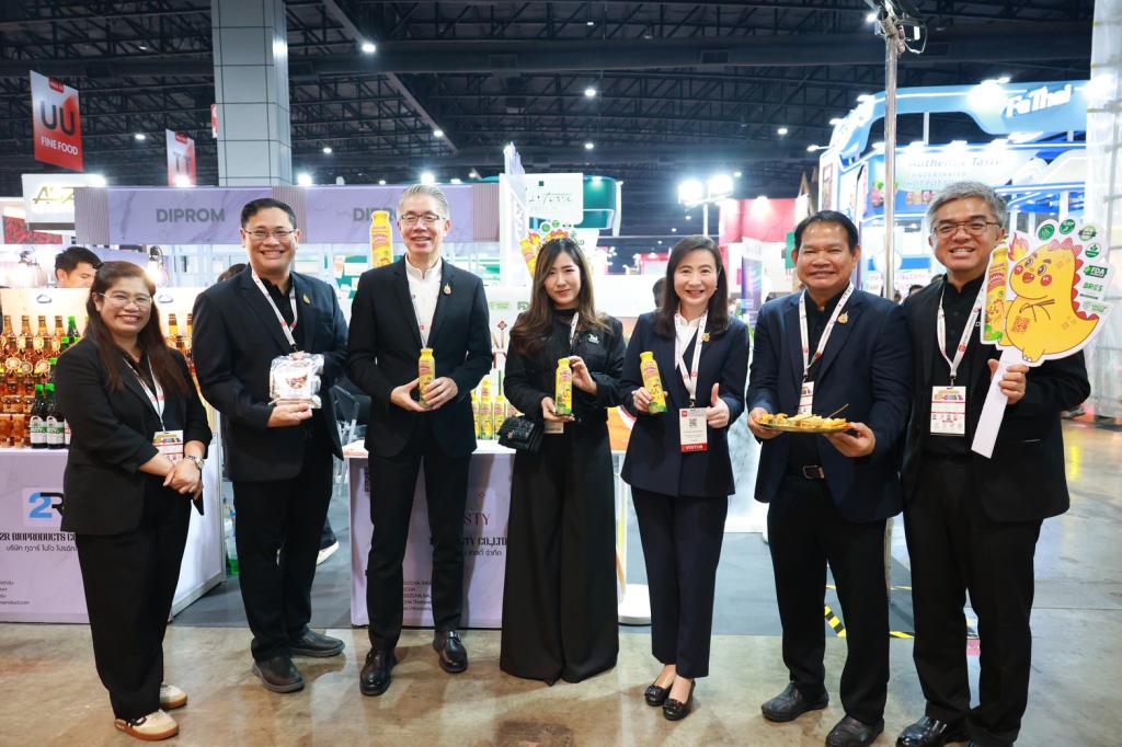 “ปลัดณัฐพล” นำทีม อุตฯ เยี่ยมชมบูธ "ดีพร้อม" ในงาน THAIFEX – ANUGA ASIA 2026 ภายใต้แนวคิด "WHAT'S NEXT IN F&B" เปิดประสบการณ์ สร้างโอกาส เสริมแกร่งธุรกิจและนวัตกรรมอาหาร ยกระดับ ผปก. ไทยสู่ตลาดระดับสากล