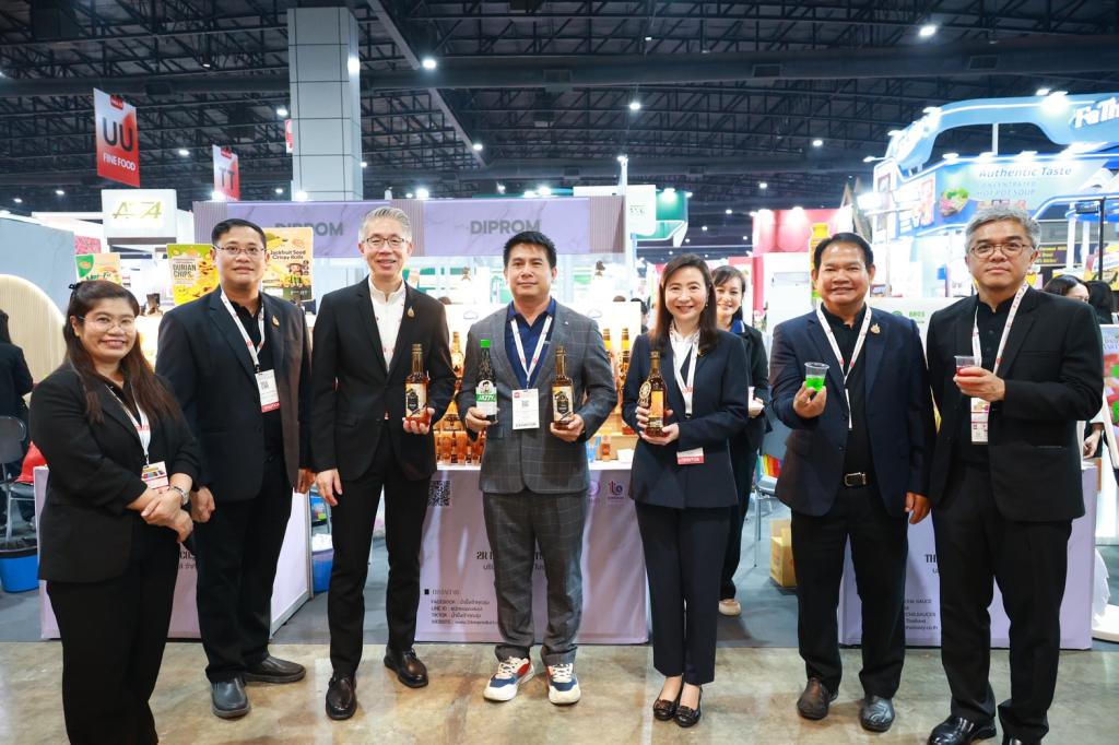 “ปลัดณัฐพล” นำทีม อุตฯ เยี่ยมชมบูธ "ดีพร้อม" ในงาน THAIFEX – ANUGA ASIA 2026 ภายใต้แนวคิด "WHAT'S NEXT IN F&B" เปิดประสบการณ์ สร้างโอกาส เสริมแกร่งธุรกิจและนวัตกรรมอาหาร ยกระดับ ผปก. ไทยสู่ตลาดระดับสากล