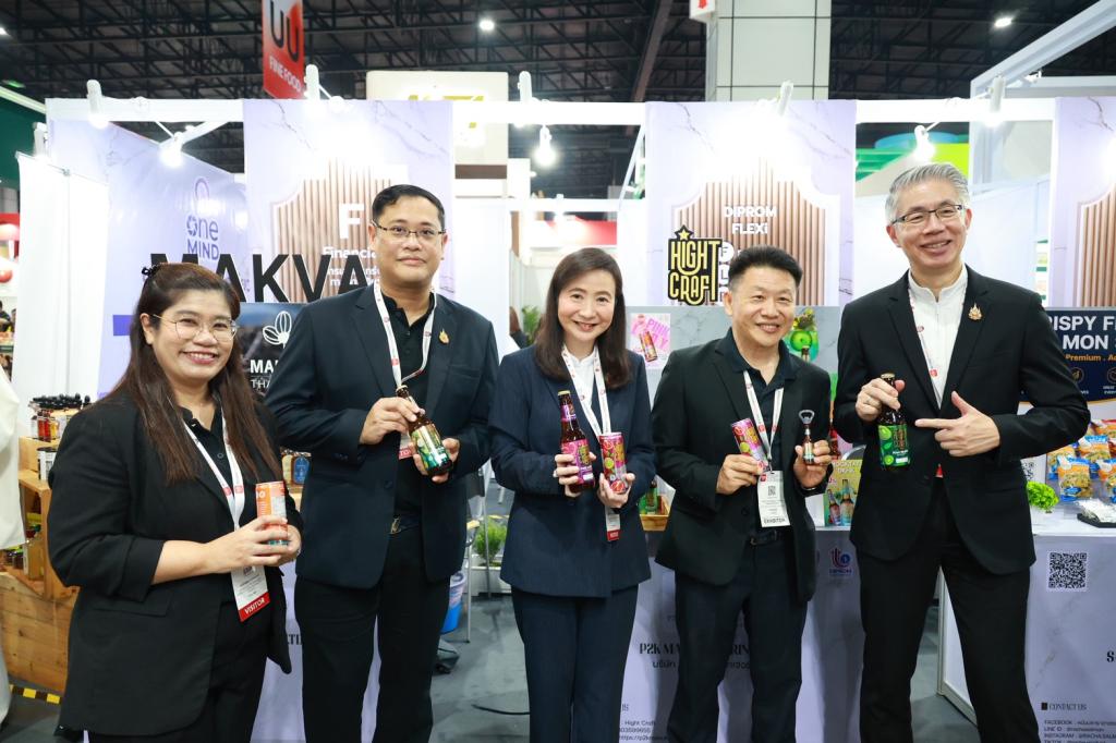 “ปลัดณัฐพล” นำทีม อุตฯ เยี่ยมชมบูธ "ดีพร้อม" ในงาน THAIFEX – ANUGA ASIA 2026 ภายใต้แนวคิด "WHAT'S NEXT IN F&B" เปิดประสบการณ์ สร้างโอกาส เสริมแกร่งธุรกิจและนวัตกรรมอาหาร ยกระดับ ผปก. ไทยสู่ตลาดระดับสากล