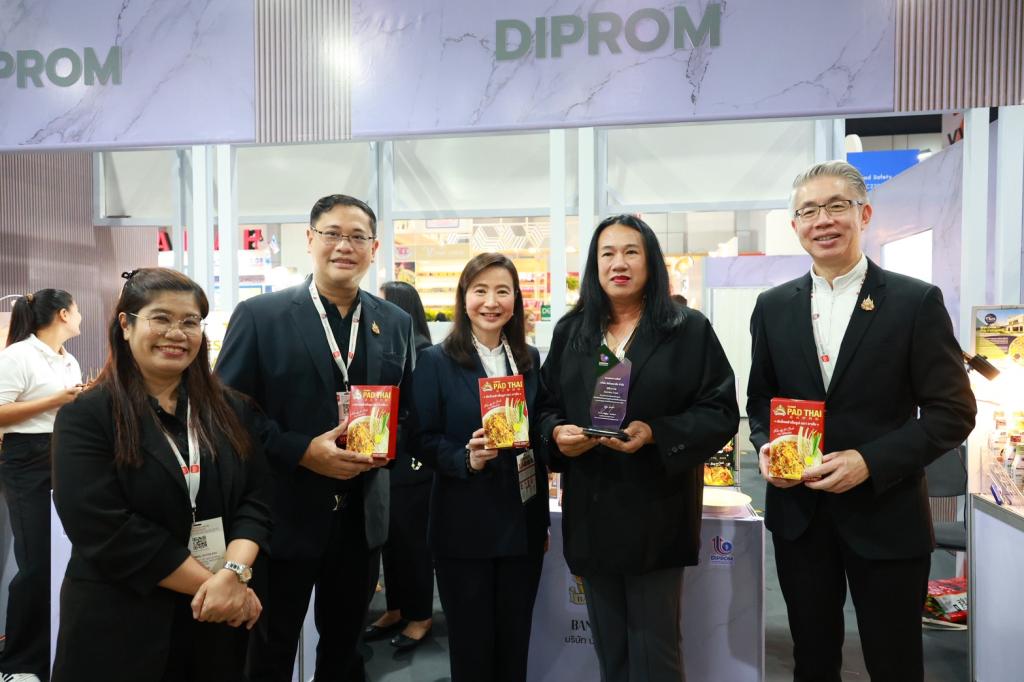 “ปลัดณัฐพล” นำทีม อุตฯ เยี่ยมชมบูธ "ดีพร้อม" ในงาน THAIFEX – ANUGA ASIA 2026 ภายใต้แนวคิด "WHAT'S NEXT IN F&B" เปิดประสบการณ์ สร้างโอกาส เสริมแกร่งธุรกิจและนวัตกรรมอาหาร ยกระดับ ผปก. ไทยสู่ตลาดระดับสากล