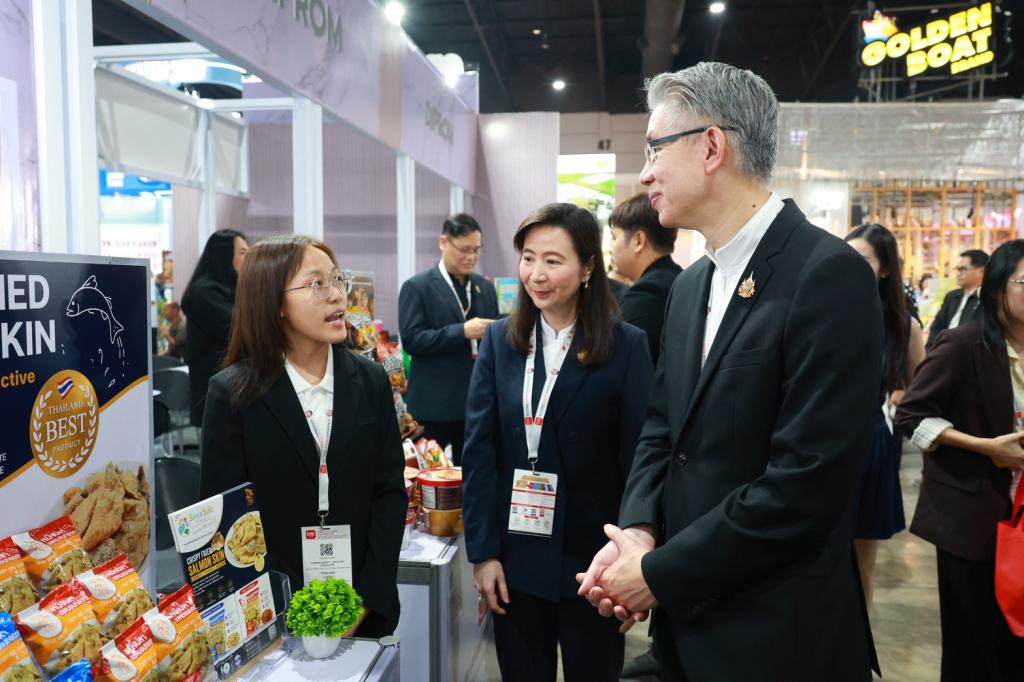 “ปลัดณัฐพล” นำทีม อุตฯ เยี่ยมชมบูธ "ดีพร้อม" ในงาน THAIFEX – ANUGA ASIA 2026 ภายใต้แนวคิด "WHAT'S NEXT IN F&B" เปิดประสบการณ์ สร้างโอกาส เสริมแกร่งธุรกิจและนวัตกรรมอาหาร ยกระดับ ผปก. ไทยสู่ตลาดระดับสากล