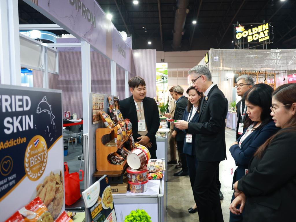 “ปลัดณัฐพล” นำทีม อุตฯ เยี่ยมชมบูธ "ดีพร้อม" ในงาน THAIFEX – ANUGA ASIA 2026 ภายใต้แนวคิด "WHAT'S NEXT IN F&B" เปิดประสบการณ์ สร้างโอกาส เสริมแกร่งธุรกิจและนวัตกรรมอาหาร ยกระดับ ผปก. ไทยสู่ตลาดระดับสากล