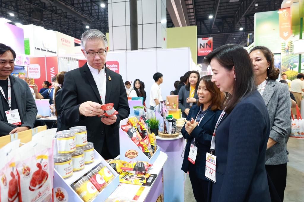 “ปลัดณัฐพล” นำทีม อุตฯ เยี่ยมชมบูธ "ดีพร้อม" ในงาน THAIFEX – ANUGA ASIA 2026 ภายใต้แนวคิด "WHAT'S NEXT IN F&B" เปิดประสบการณ์ สร้างโอกาส เสริมแกร่งธุรกิจและนวัตกรรมอาหาร ยกระดับ ผปก. ไทยสู่ตลาดระดับสากล