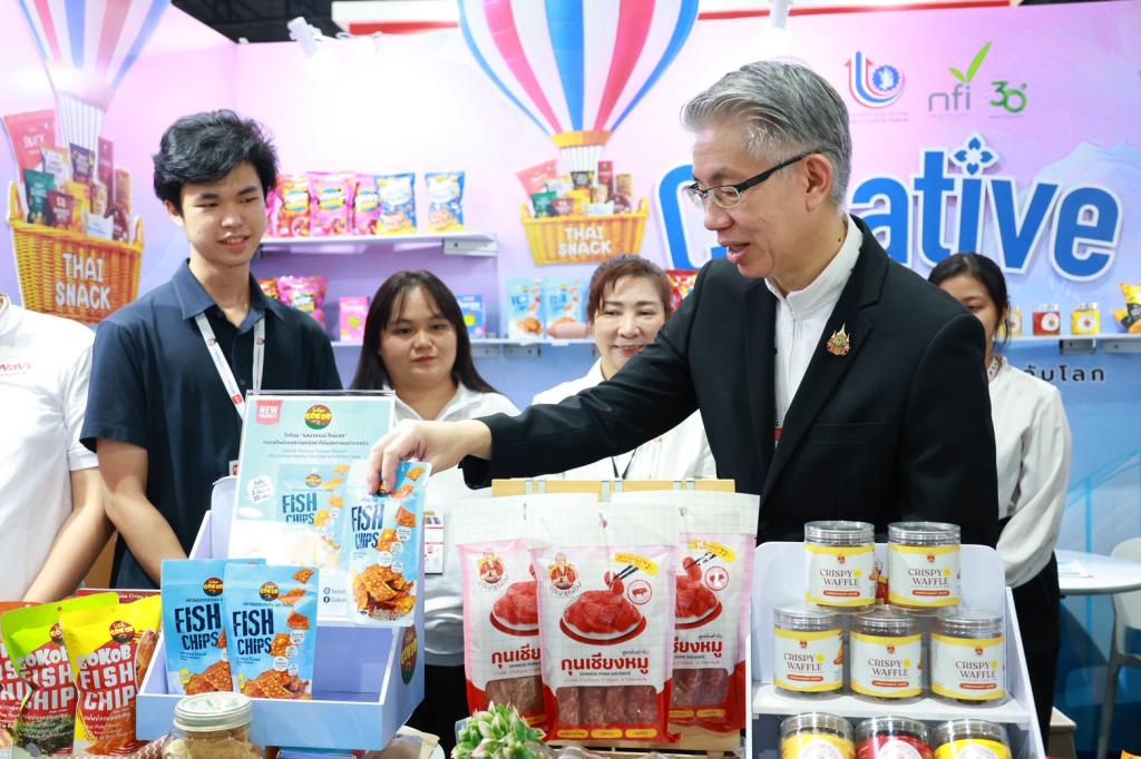 “ปลัดณัฐพล” นำทีม อุตฯ เยี่ยมชมบูธ "ดีพร้อม" ในงาน THAIFEX – ANUGA ASIA 2026 ภายใต้แนวคิด "WHAT'S NEXT IN F&B" เปิดประสบการณ์ สร้างโอกาส เสริมแกร่งธุรกิจและนวัตกรรมอาหาร ยกระดับ ผปก. ไทยสู่ตลาดระดับสากล
