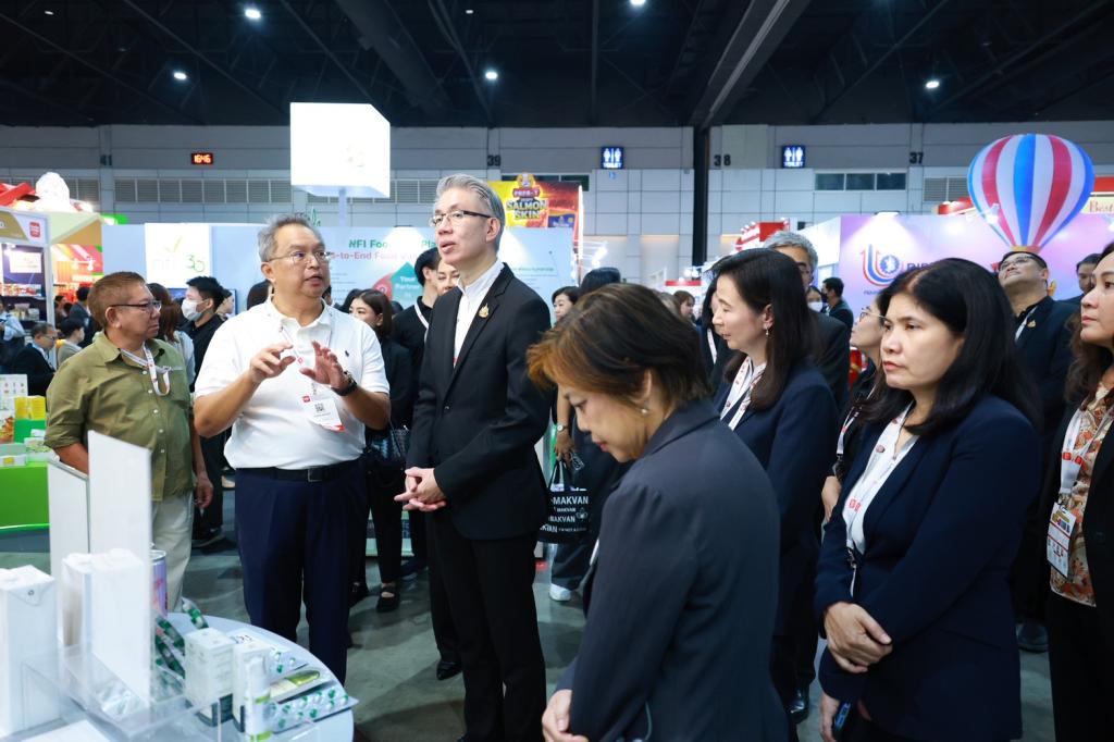 “ปลัดณัฐพล” นำทีม อุตฯ เยี่ยมชมบูธ "ดีพร้อม" ในงาน THAIFEX – ANUGA ASIA 2026 ภายใต้แนวคิด "WHAT'S NEXT IN F&B" เปิดประสบการณ์ สร้างโอกาส เสริมแกร่งธุรกิจและนวัตกรรมอาหาร ยกระดับ ผปก. ไทยสู่ตลาดระดับสากล