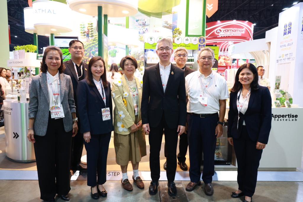 “ปลัดณัฐพล” นำทีม อุตฯ เยี่ยมชมบูธ "ดีพร้อม" ในงาน THAIFEX – ANUGA ASIA 2026 ภายใต้แนวคิด "WHAT'S NEXT IN F&B" เปิดประสบการณ์ สร้างโอกาส เสริมแกร่งธุรกิจและนวัตกรรมอาหาร ยกระดับ ผปก. ไทยสู่ตลาดระดับสากล