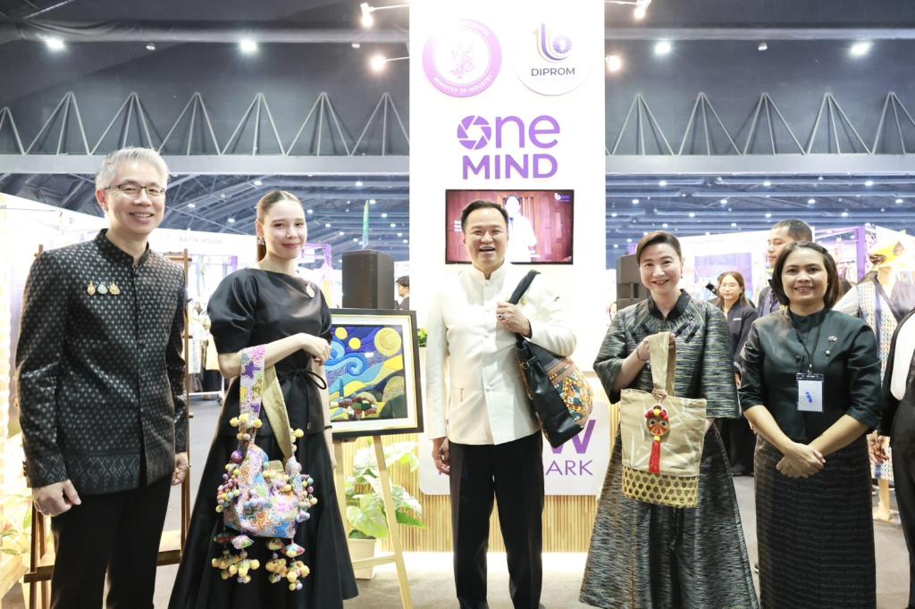 “นายกฯ อนุทิน“ พร้อมคณะรัฐมนตรี เยี่ยมชมบูธแสดงสินค้าและนิทรรศการ “Glow in the Dark” ของดีพร้อม ในพิธีเปิดงาน OTOP Midyear 2026 พร้อมด้วย “ปลัดณัฐพล” ร่วมชื่นชมผลงาน ผปก. ดีพร้อม ที่ร่วมแสดงในมหกรรมสุดยิ่งใหญ่กลางปี