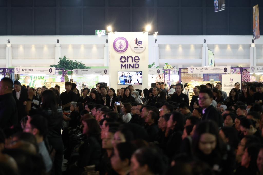 “นายกฯ อนุทิน“ พร้อมคณะรัฐมนตรี เยี่ยมชมบูธแสดงสินค้าและนิทรรศการ “Glow in the Dark” ของดีพร้อม ในพิธีเปิดงาน OTOP Midyear 2026 พร้อมด้วย “ปลัดณัฐพล” ร่วมชื่นชมผลงาน ผปก. ดีพร้อม ที่ร่วมแสดงในมหกรรมสุดยิ่งใหญ่กลางปี