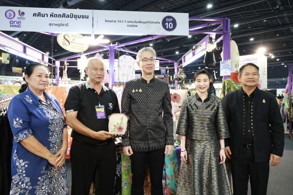 “นายกฯ อนุทิน“ พร้อมคณะรัฐมนตรี เยี่ยมชมบูธแสดงสินค้าและนิทรรศการ “Glow in the Dark” ของดีพร้อม ในพิธีเปิดงาน OTOP Midyear 2026 พร้อมด้วย “ปลัดณัฐพล” ร่วมชื่นชมผลงาน ผปก. ดีพร้อม ที่ร่วมแสดงในมหกรรมสุดยิ่งใหญ่กลางปี