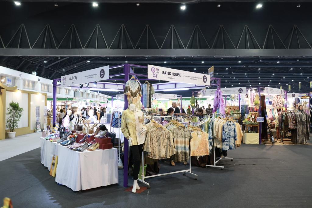 “นายกฯ อนุทิน“ พร้อมคณะรัฐมนตรี เยี่ยมชมบูธแสดงสินค้าและนิทรรศการ “Glow in the Dark” ของดีพร้อม ในพิธีเปิดงาน OTOP Midyear 2026 พร้อมด้วย “ปลัดณัฐพล” ร่วมชื่นชมผลงาน ผปก. ดีพร้อม ที่ร่วมแสดงในมหกรรมสุดยิ่งใหญ่กลางปี