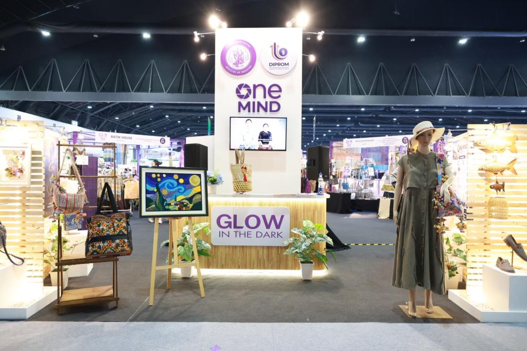 “นายกฯ อนุทิน“ พร้อมคณะรัฐมนตรี เยี่ยมชมบูธแสดงสินค้าและนิทรรศการ “Glow in the Dark” ของดีพร้อม ในพิธีเปิดงาน OTOP Midyear 2026 พร้อมด้วย “ปลัดณัฐพล” ร่วมชื่นชมผลงาน ผปก. ดีพร้อม ที่ร่วมแสดงในมหกรรมสุดยิ่งใหญ่กลางปี