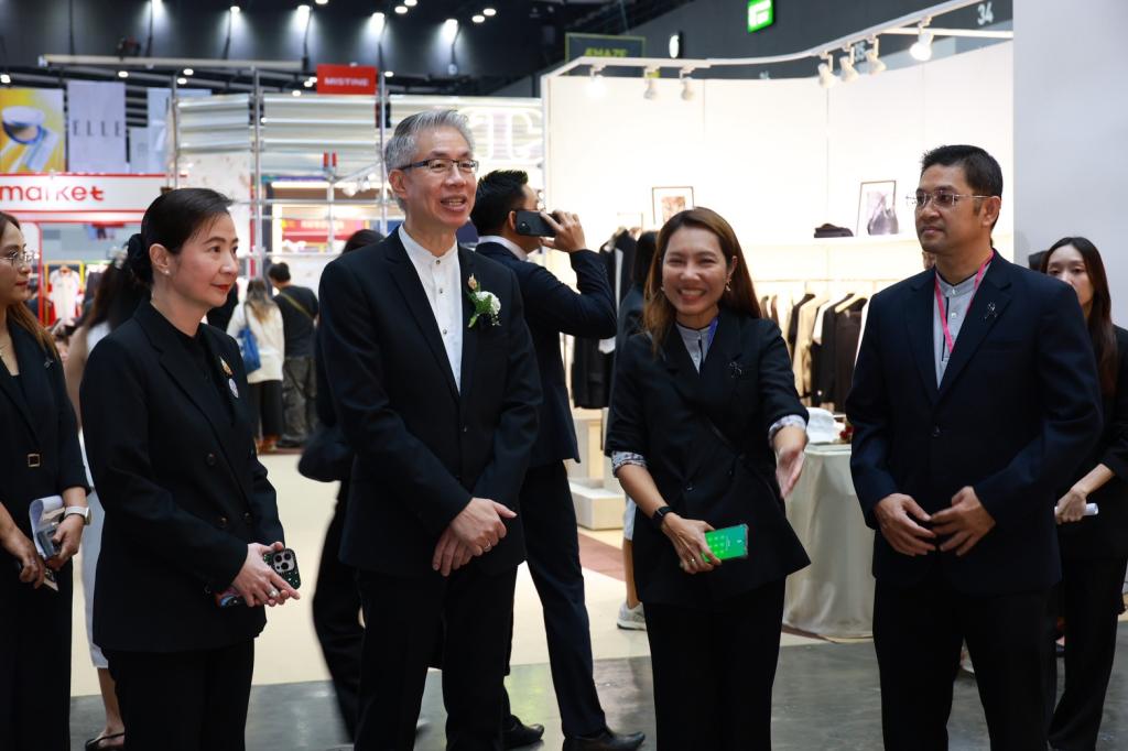 “ปลัดณัฐพล” ร่วมยินดีเครือสหพัฒน์ เปิดงาน “สหกรุ๊ปแฟร์ & เฟส ครั้งที่ 30” “อธิบดีณัฏฐิญา” เปิดเจรจาหาพันธมิตรร่วม ชวนสหพัฒน์ จัดมหกรรมสินค้า X อุตสาหกรรมแฟร์ ย้ำความร่วมมือภาครัฐ-เอกชน บูรณาการขับเคลื่อนเศรษฐกิจและหนุนผู้ประกอบการไทยอย่างต่อเนื่อง