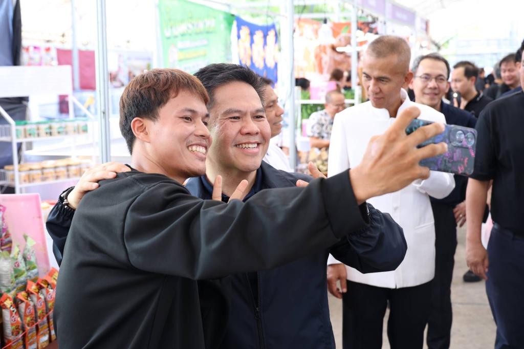 รมว.วราวุธ เปิด “อุตสาหกรรมแฟร์ @สุพรรณบุรี“ โชว์ศักยภาพการผลิต เพิ่มช่องทางตลาดเชิงรุก ทุบราคาโรงงาน บูรณาการผ่าน ONE MIND วางเป้าหมายกระจายรายได้ เชื่อมเศรษฐกิจท้องถิ่นไทยอย่างไร้รอยต่อ