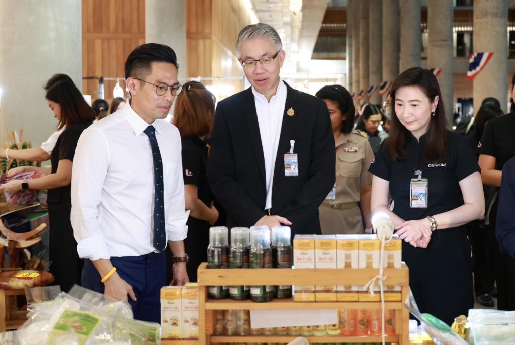“ปลัดณัฐพล” นำทีมดีพร้อม และ “อธิบดีณัฏฐิญา” เยี่ยมชมของดีของเด็ดจาก OTOP อ่างทอง พร้อมซัพพอร์ตลุยขับเคลื่อน 3 มิติ เร่งเยียวยา-พัฒนาครบวงจร
