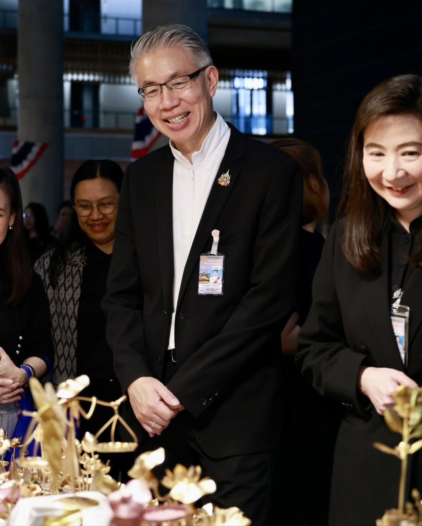 “ปลัดณัฐพล” นำทีมดีพร้อม และ “อธิบดีณัฏฐิญา” เยี่ยมชมของดีของเด็ดจาก OTOP อ่างทอง พร้อมซัพพอร์ตลุยขับเคลื่อน 3 มิติ เร่งเยียวยา-พัฒนาครบวงจร