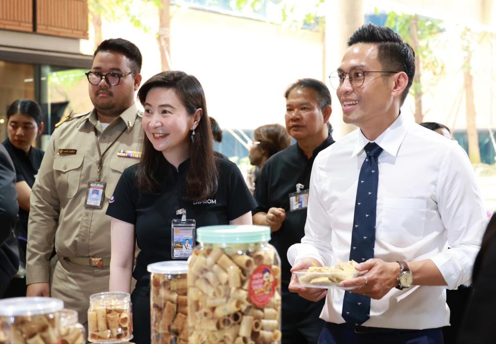 “ปลัดณัฐพล” นำทีมดีพร้อม และ “อธิบดีณัฏฐิญา” เยี่ยมชมของดีของเด็ดจาก OTOP อ่างทอง พร้อมซัพพอร์ตลุยขับเคลื่อน 3 มิติ เร่งเยียวยา-พัฒนาครบวงจร