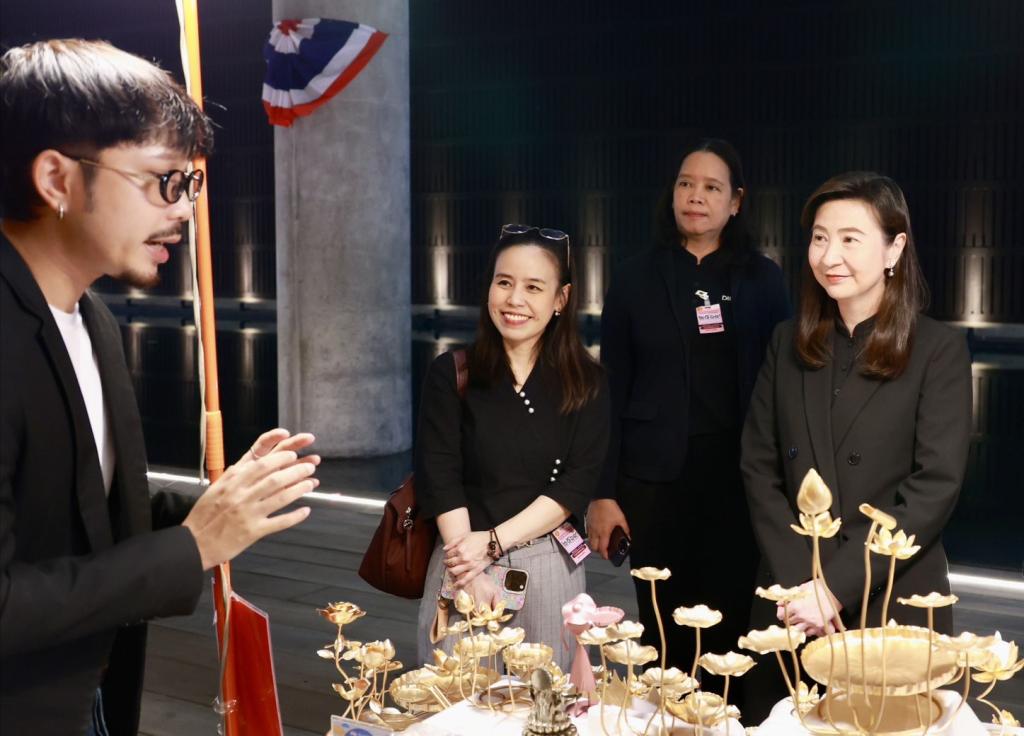 “ปลัดณัฐพล” นำทีมดีพร้อม และ “อธิบดีณัฏฐิญา” เยี่ยมชมของดีของเด็ดจาก OTOP อ่างทอง พร้อมซัพพอร์ตลุยขับเคลื่อน 3 มิติ เร่งเยียวยา-พัฒนาครบวงจร