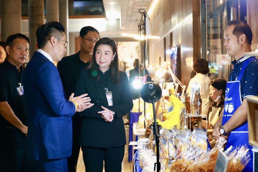 “ปลัดณัฐพล” นำทีมดีพร้อม และ “อธิบดีณัฏฐิญา” เยี่ยมชมของดีของเด็ดจาก OTOP อ่างทอง พร้อมซัพพอร์ตลุยขับเคลื่อน 3 มิติ เร่งเยียวยา-พัฒนาครบวงจร