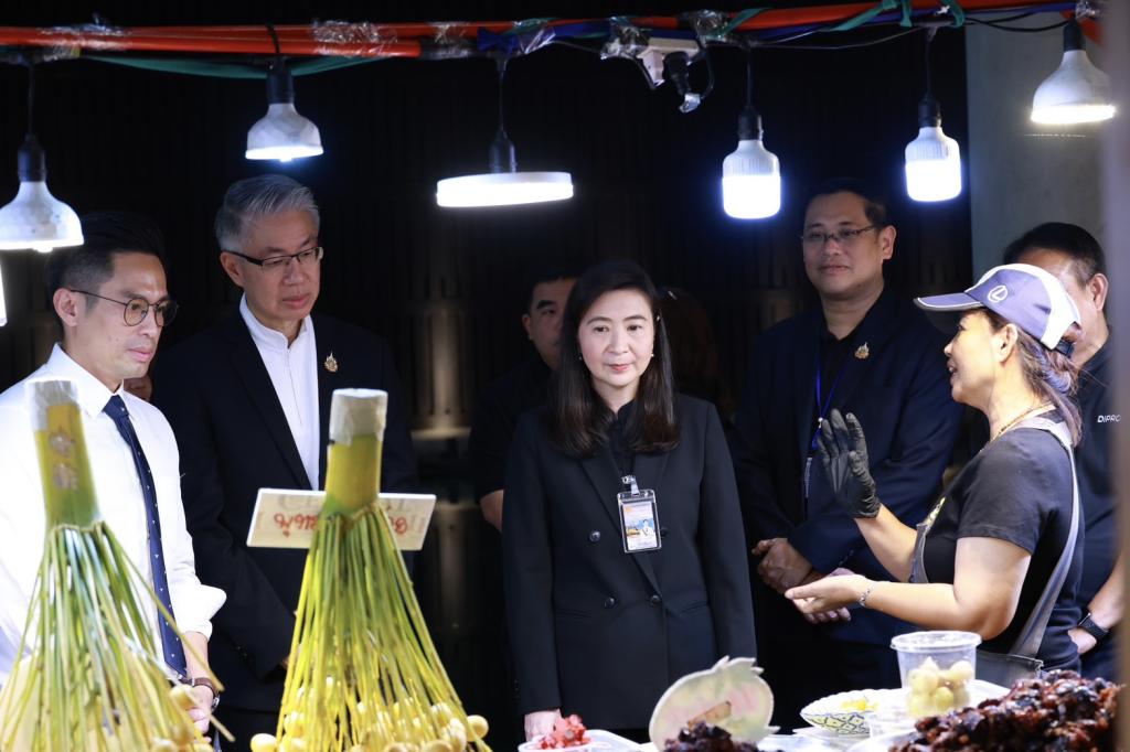 “ปลัดณัฐพล” นำทีมดีพร้อม และ “อธิบดีณัฏฐิญา” เยี่ยมชมของดีของเด็ดจาก OTOP อ่างทอง พร้อมซัพพอร์ตลุยขับเคลื่อน 3 มิติ เร่งเยียวยา-พัฒนาครบวงจร