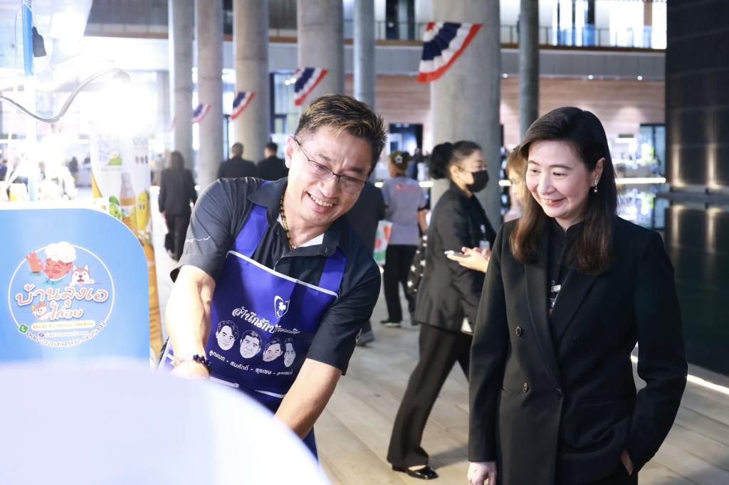“ปลัดณัฐพล” นำทีมดีพร้อม และ “อธิบดีณัฏฐิญา” เยี่ยมชมของดีของเด็ดจาก OTOP อ่างทอง พร้อมซัพพอร์ตลุยขับเคลื่อน 3 มิติ เร่งเยียวยา-พัฒนาครบวงจร