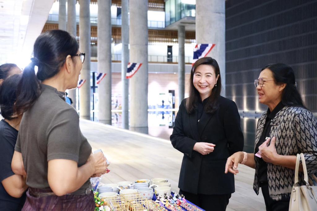 “ปลัดณัฐพล” นำทีมดีพร้อม และ “อธิบดีณัฏฐิญา” เยี่ยมชมของดีของเด็ดจาก OTOP อ่างทอง พร้อมซัพพอร์ตลุยขับเคลื่อน 3 มิติ เร่งเยียวยา-พัฒนาครบวงจร
