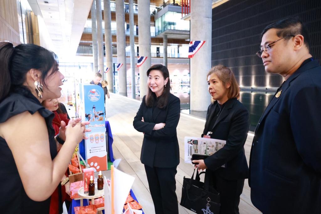 “ปลัดณัฐพล” นำทีมดีพร้อม และ “อธิบดีณัฏฐิญา” เยี่ยมชมของดีของเด็ดจาก OTOP อ่างทอง พร้อมซัพพอร์ตลุยขับเคลื่อน 3 มิติ เร่งเยียวยา-พัฒนาครบวงจร