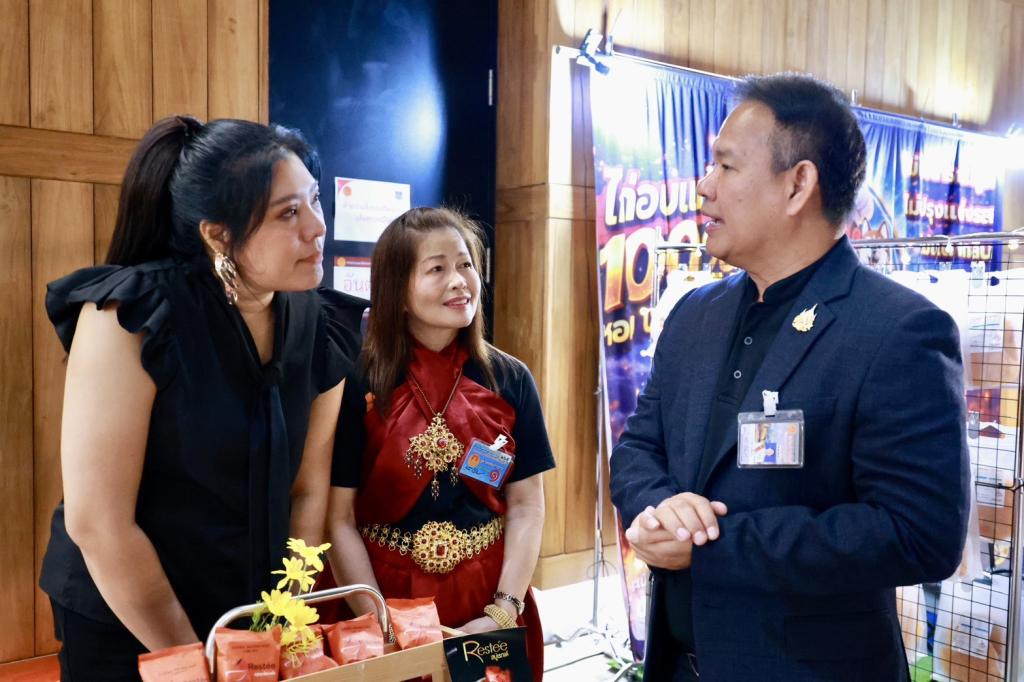“ปลัดณัฐพล” นำทีมดีพร้อม และ “อธิบดีณัฏฐิญา” เยี่ยมชมของดีของเด็ดจาก OTOP อ่างทอง พร้อมซัพพอร์ตลุยขับเคลื่อน 3 มิติ เร่งเยียวยา-พัฒนาครบวงจร